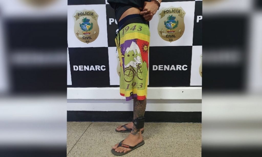 Imagem Ilustrando a Notícia: Suspeito de vender drogas em casa é preso usando tornozeleira, em Aparecida de Goiânia