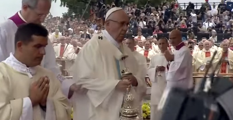 Imagem Ilustrando a Notícia: Guerra não é religiosa, diz papa em missa na Polônia