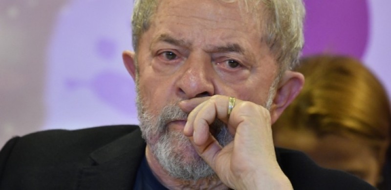 Imagem Ilustrando a Notícia: Lula diz que vai se entregar e critica Judiciário
