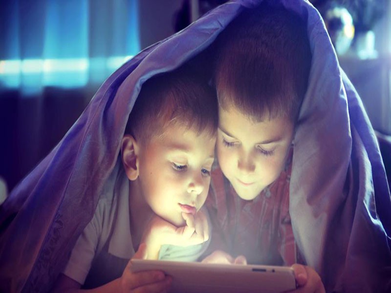 Imagem Ilustrando a Notícia: Luz brilhante de eletrônicos X produção de melatonina nas criança