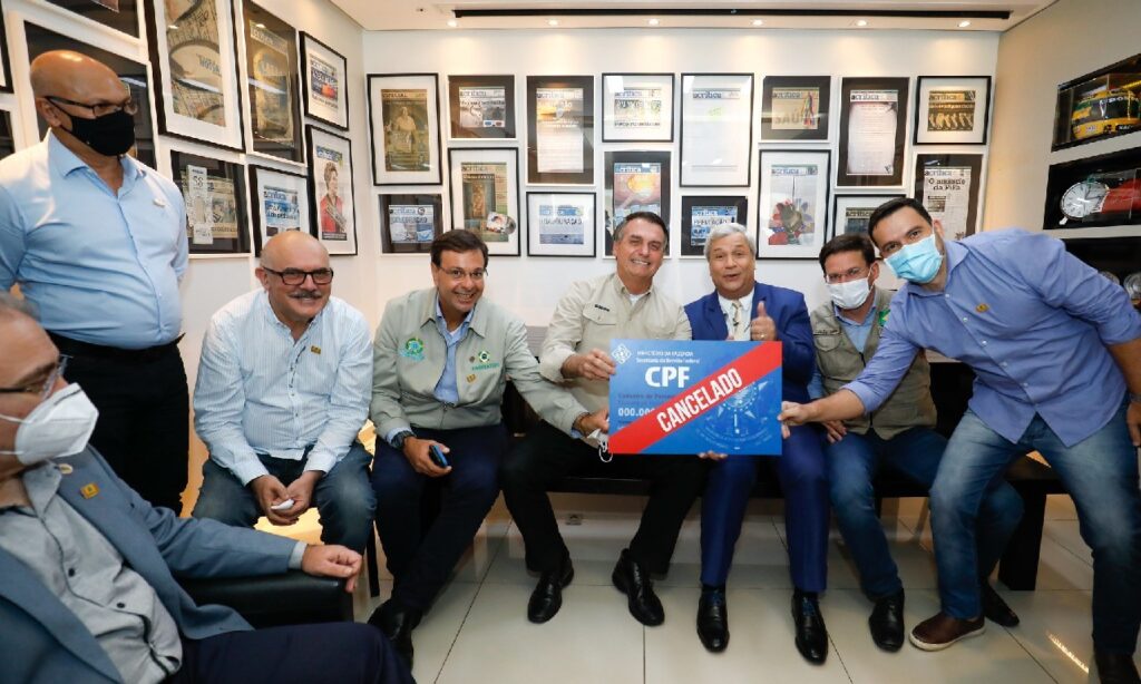 Imagem Ilustrando a Notícia: Bolsonaro aparece em foto segurando placa escrita “CPF Cancelado”