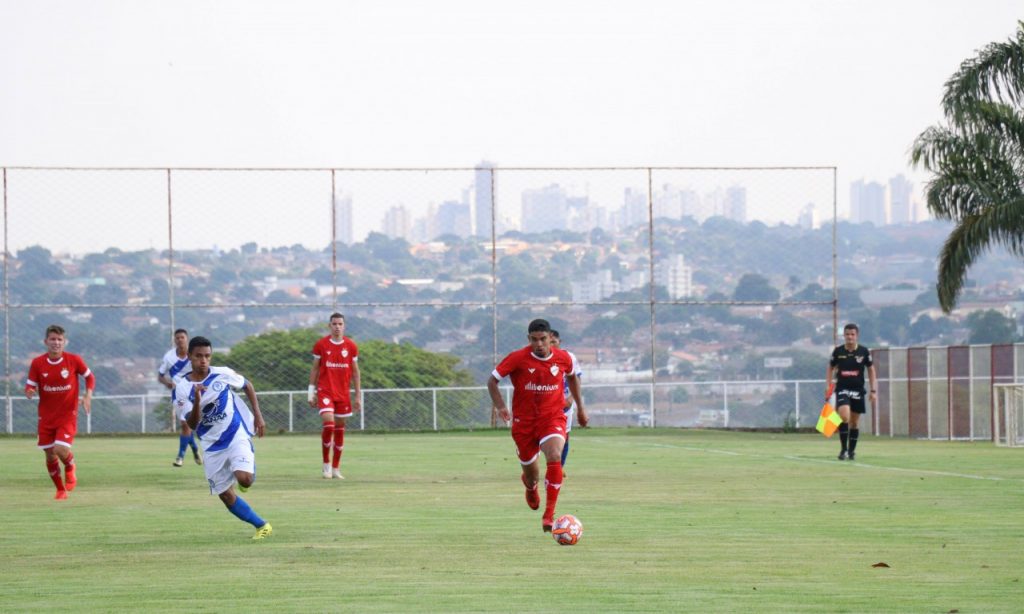 Imagem Ilustrando a Notícia: Vila Nova bate Aparecida e segue 100% no Torneio FGF Sub-20