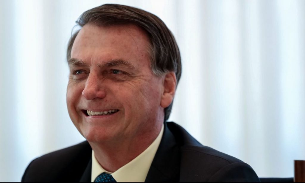 Imagem Ilustrando a Notícia: Bolsonaro sanciona lei de auxílio financeiro para o setor cultural