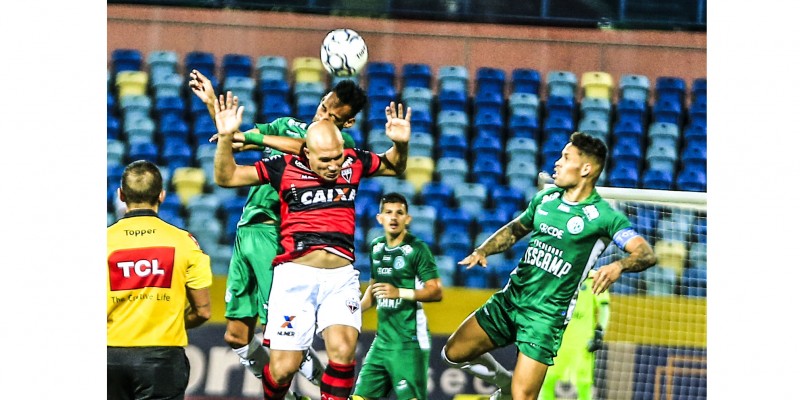 Imagem Ilustrando a Notícia: Ataque rende, defesa falha e Atlético vence o Guarani em duelo