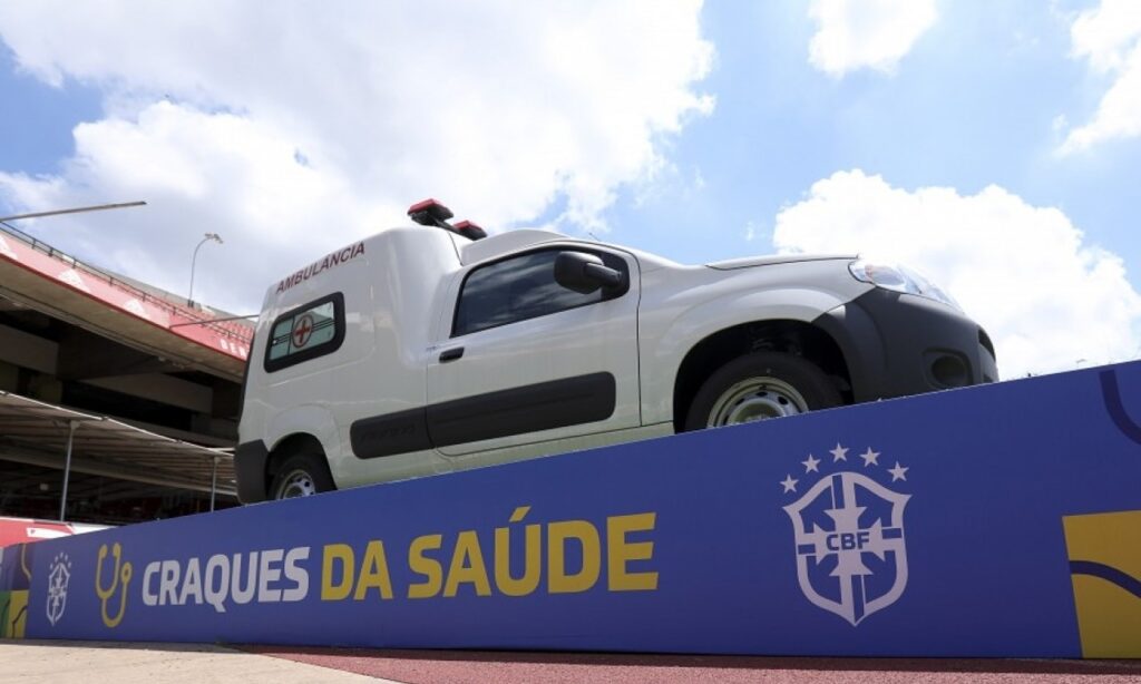 Imagem Ilustrando a Notícia: CBF entrega de ambulância para hospital goiano referência em recuperação de pacientes da Covid -19