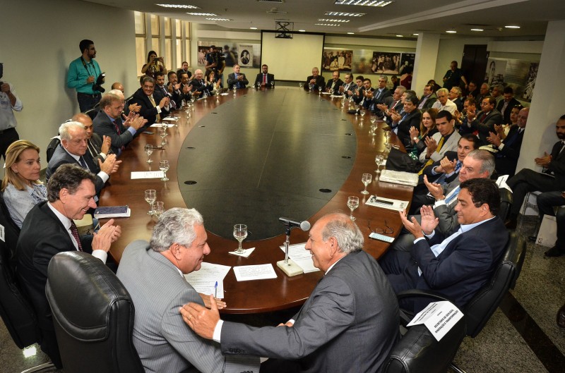 Imagem Ilustrando a Notícia: Empresas de mineração anunciam investimento de R$ 2,3 bilhões em Goiás