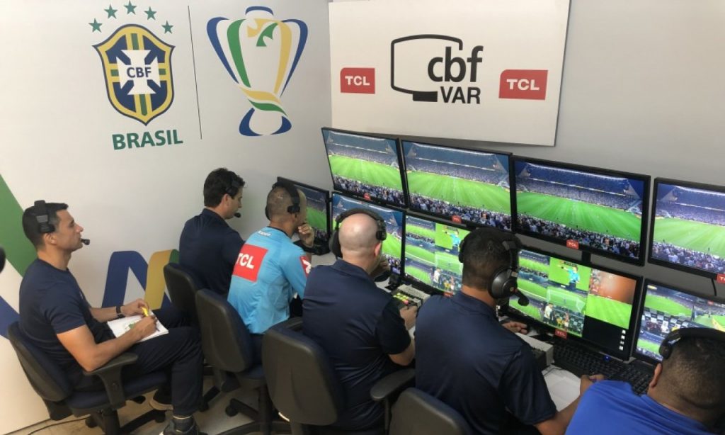 Imagem Ilustrando a Notícia: Brasileirão terá central do VAR e limite para troca de treinador