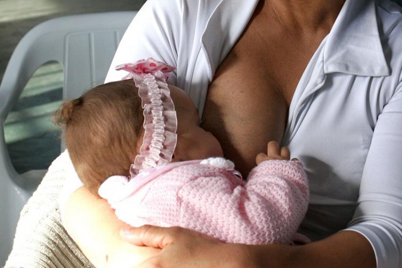 Imagem Ilustrando a Notícia: Metade dos recém-nascidos não recebem a primeira amamentação
