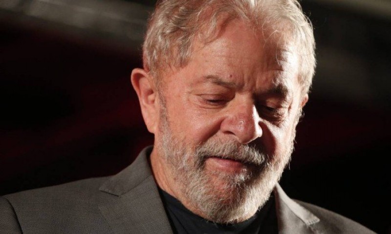Imagem Ilustrando a Notícia: Lula decide não se entregar à Polícia Federal em Curitiba