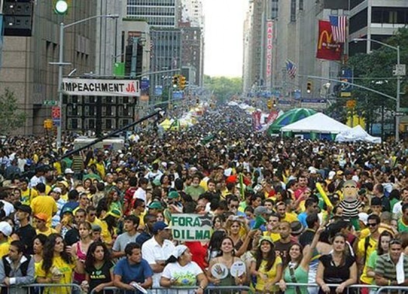 Imagem Ilustrando a Notícia: Manifestantem fazem ato contra e a favor do impeachment de Dilma em Nova York