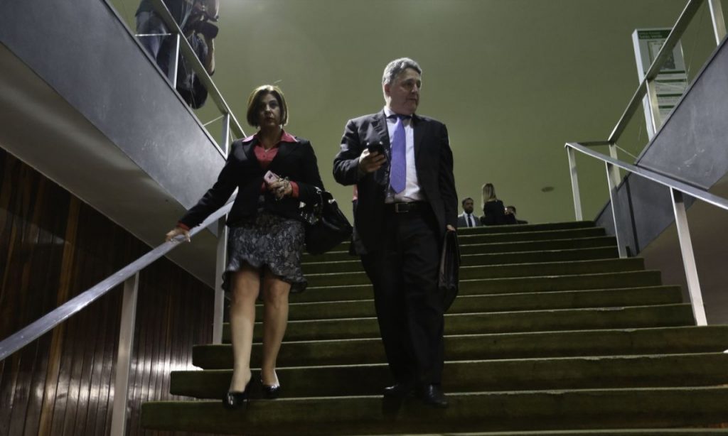 Imagem Ilustrando a Notícia: Garotinho e Rosinha são presos no Rio de Janeiro