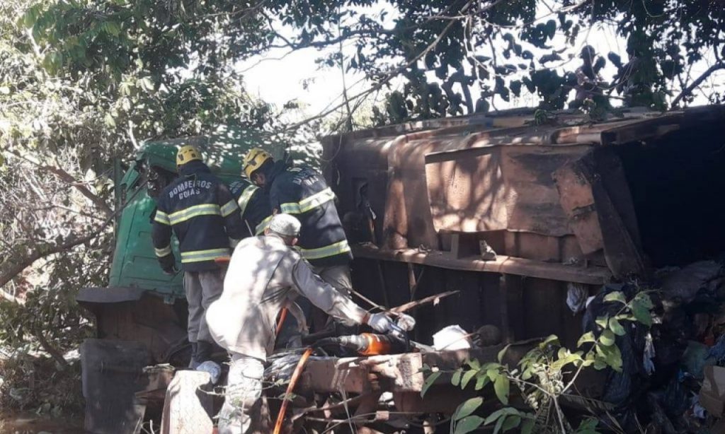 Imagem Ilustrando a Notícia: Três servidores da prefeitura de Niquelândia morrem em acidente na GO-532