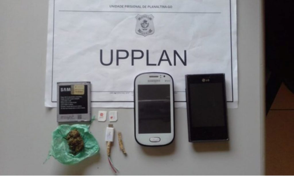 Imagem Ilustrando a Notícia: Mulher é presa suspeita de tentar entrar em presídio com drogas e celulares