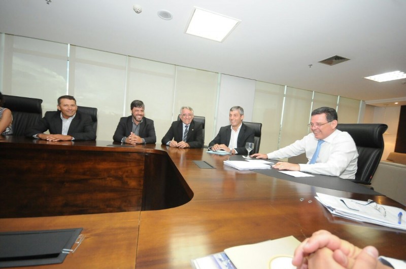 Imagem Ilustrando a Notícia: Em audiência com governador, André Chaves garante benefícios para Buriti Alegre
