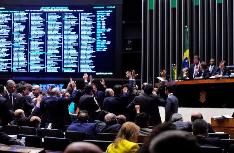 Imagem Ilustrando a Notícia: Câmara vota alteração de regras na exploração do pré-sal nesta terça-feira
