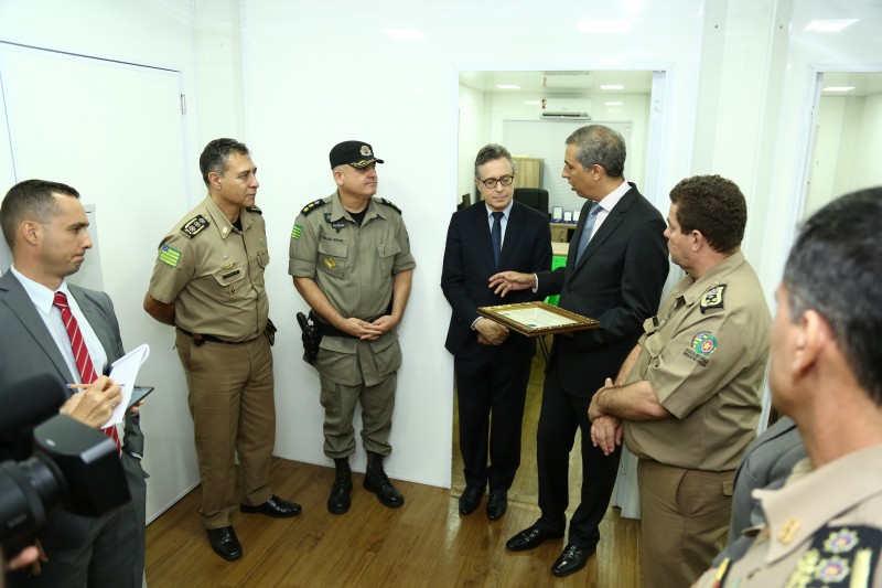 Imagem Ilustrando a Notícia: José Eliton e Balestreri visitam quartel da PM erguido em nove dias