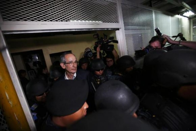 Imagem Ilustrando a Notícia: Álvaro Colom Caballeros é preso por corrupção