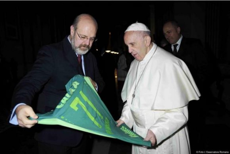 Imagem Ilustrando a Notícia: Papa ganha camisa da Chapecoense