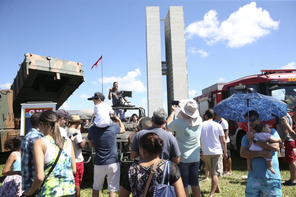 Imagem Ilustrando a Notícia: Moradores aproveitam dia de sol para comemorar aniversário de Brasília