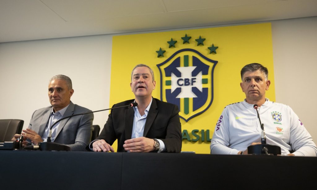 Imagem Ilustrando a Notícia: Seleção Brasileira recebe Rogério Caboclo, Tite e Juninho Paulista antes do Mundial Sub-17