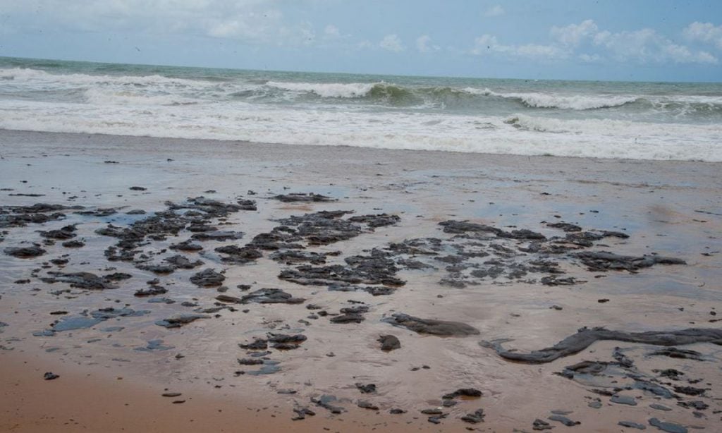 Imagem Ilustrando a Notícia: Marinha muda do Rio para Brasília grupo que monitora manchas de óleo