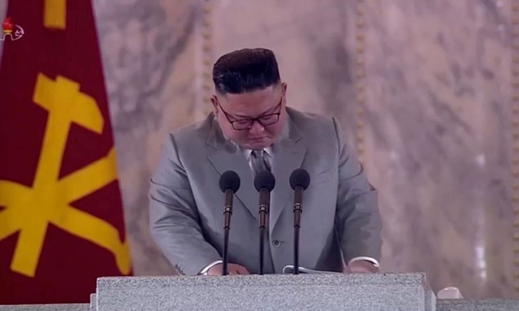 Imagem Ilustrando a Notícia: Líder da Coreia do Norte Kim Jong-un pede desculpas emocionado durante discurso