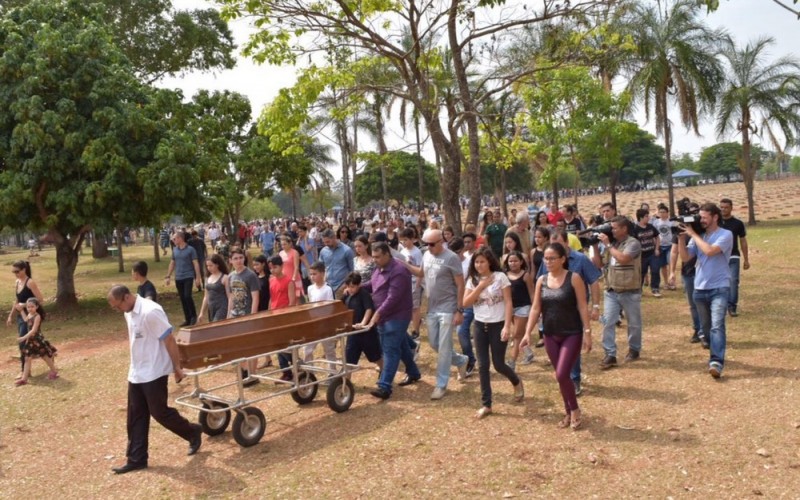 Imagem Ilustrando a Notícia: Enterrados os corpos dos adolescentes mortos em escola em Goiânia