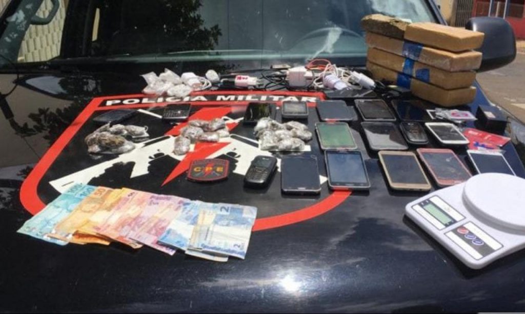 Imagem Ilustrando a Notícia: Suposto traficante é preso com drogas e celulares que seriam jogados em presídio