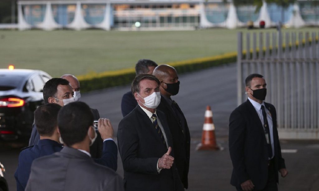 Imagem Ilustrando a Notícia: Bolsonaro defende protocolo de tratamento precoce contra Covid-19