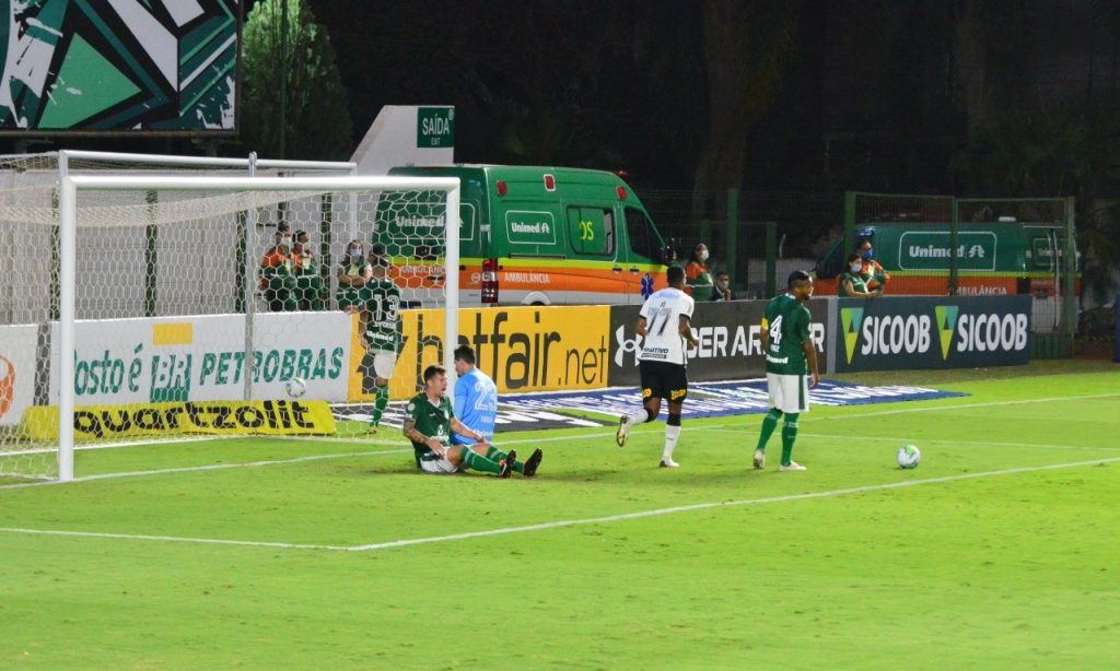 Imagem Ilustrando a Notícia: Goiás sofre gol no fim e perde para o Corinthians, em Goiânia