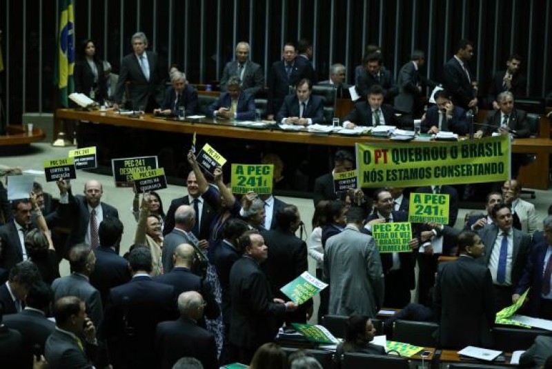 Imagem Ilustrando a Notícia: Câmara dos Deputados aprova PEC dos Gastos Públicos em primeiro turno