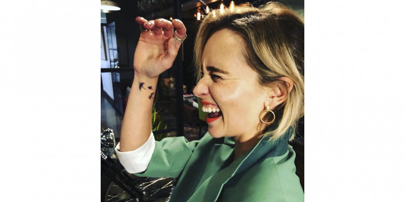 Imagem Ilustrando a Notícia: Emilia Clarke mostra tatuagem feita para Game Of Thrones