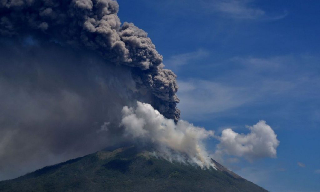 Imagem Ilustrando a Notícia: Erupção de vulcão na Indonésia obriga retirada de 4.400 habitantes