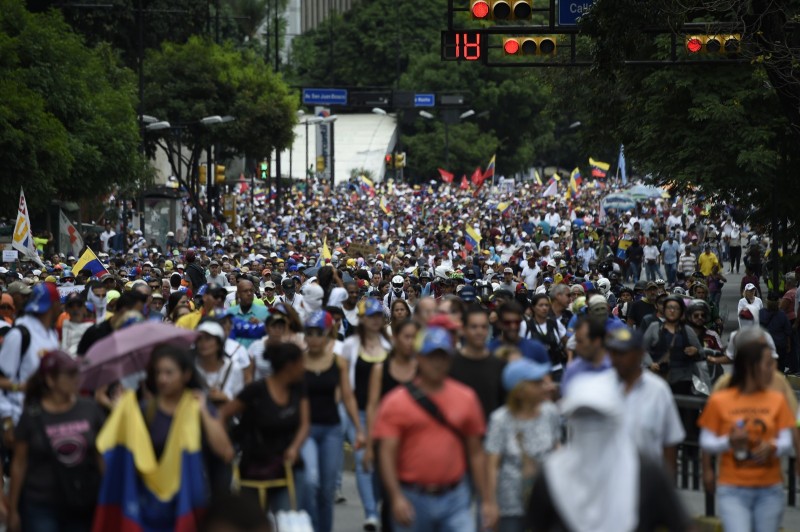 Imagem Ilustrando a Notícia: Protesto na Venezuela acaba em confronto entre manifestantes e policiais