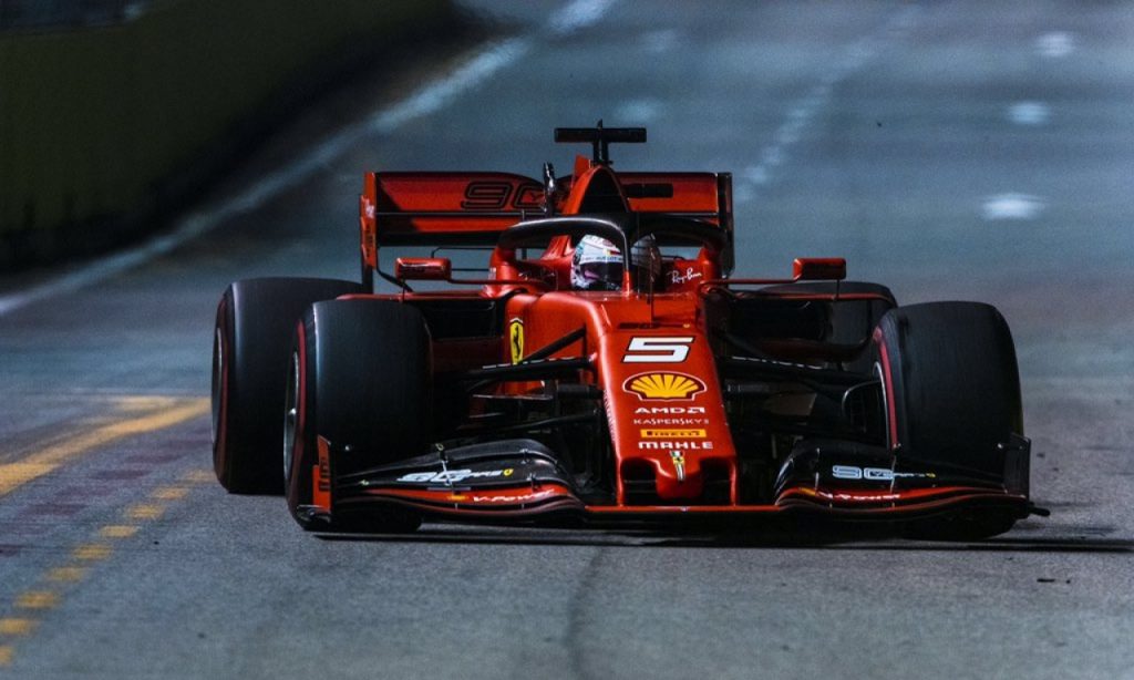 Imagem Ilustrando a Notícia: Em dobradinha histórica, Vettel supera Leclerc e vence a primeira em Singapura