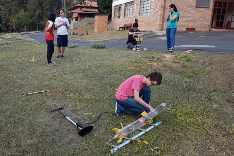 Imagem Ilustrando a Notícia: Em competição científica, jovens brasileiros constroem foguetes com garrafa PET