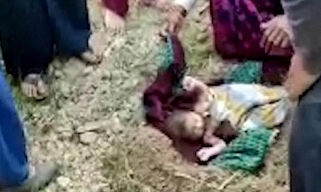 Imagem Ilustrando a Notícia: Recém-nascido é encontrado enterrado vivo, na Índia