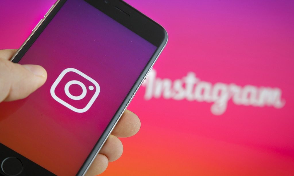 Imagem Ilustrando a Notícia: Instagram lança figurinha “Em casa” para incentivar o distanciamento social