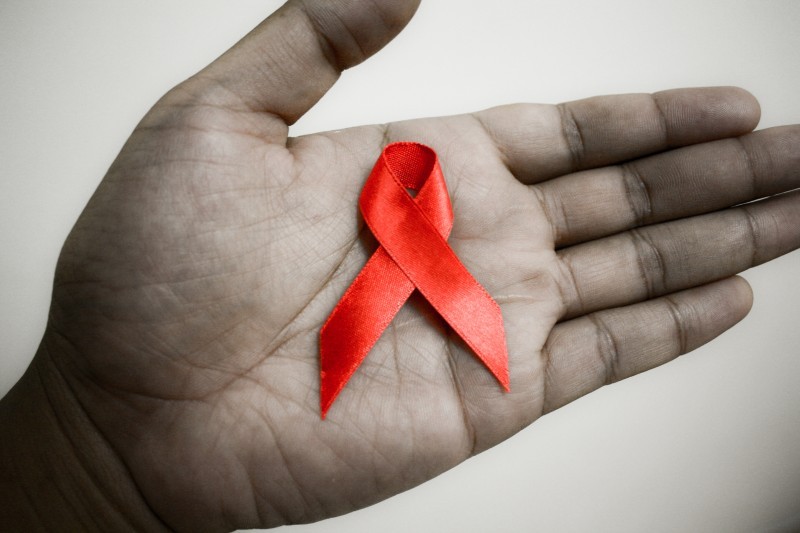 Imagem Ilustrando a Notícia: Diário Oficial publica lei que institui o Dezembro Vermelho, de prevenção à aids