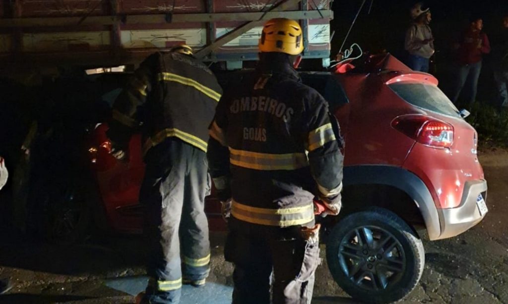 Imagem Ilustrando a Notícia: Motorista morre ao bater carro em traseira de caminhão em Anápolis