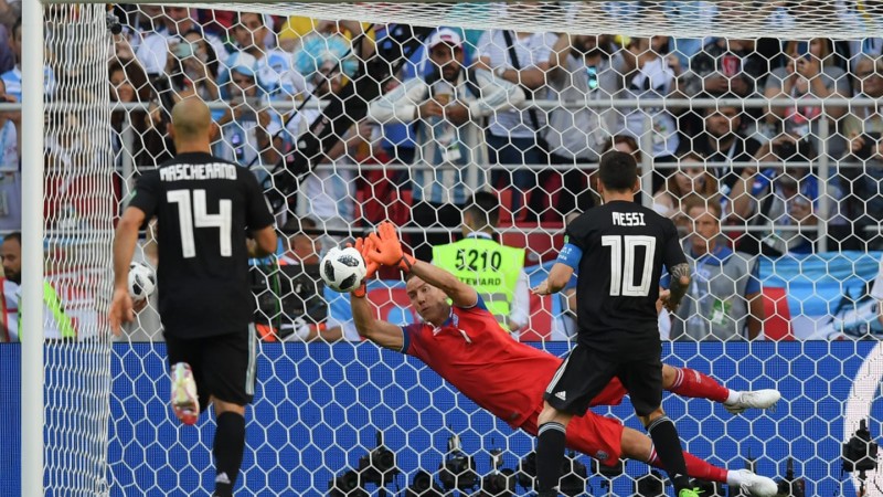 Imagem Ilustrando a Notícia: Messi perde pênalti e Argentina fica no empate com a Islândia