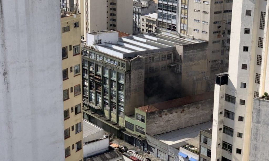 Imagem Ilustrando a Notícia: Incêndio atinge prédio do Jornal Folha de São Paulo
