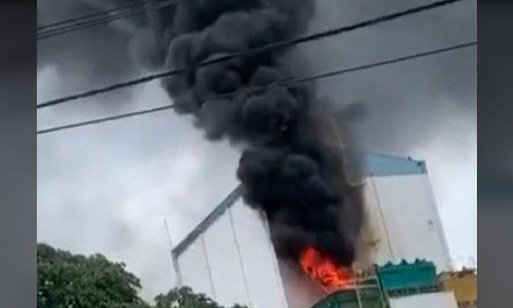 Imagem Ilustrando a Notícia: Fábrica pega fogo e gera muita fumaça no Jardim Novo Mundo, em Goiânia