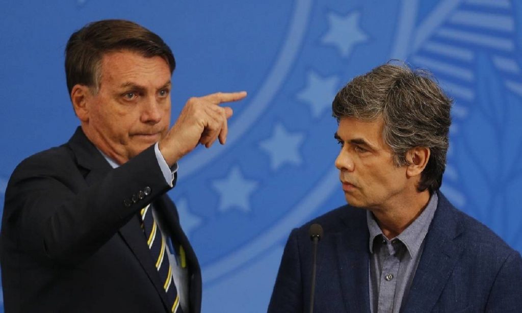 Imagem Ilustrando a Notícia: “Foi divórcio consensual”, ameniza Bolsonaro sobre saída de Henrique Mandetta do Ministério da Saúde
