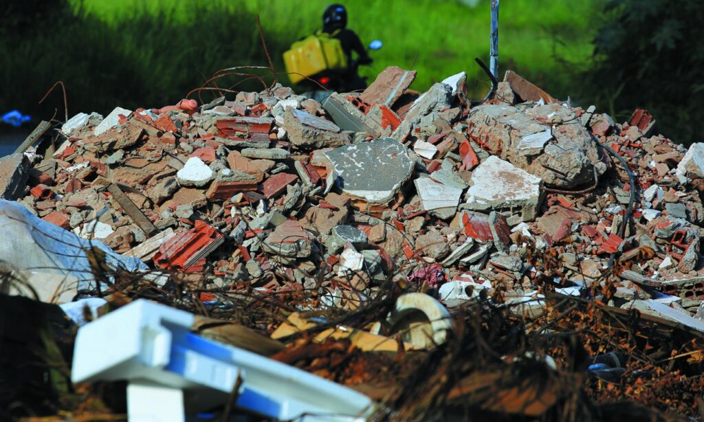 Imagem Ilustrando a Notícia: Sem ecopontos, Aparecida sofre com descarte irregular de lixo