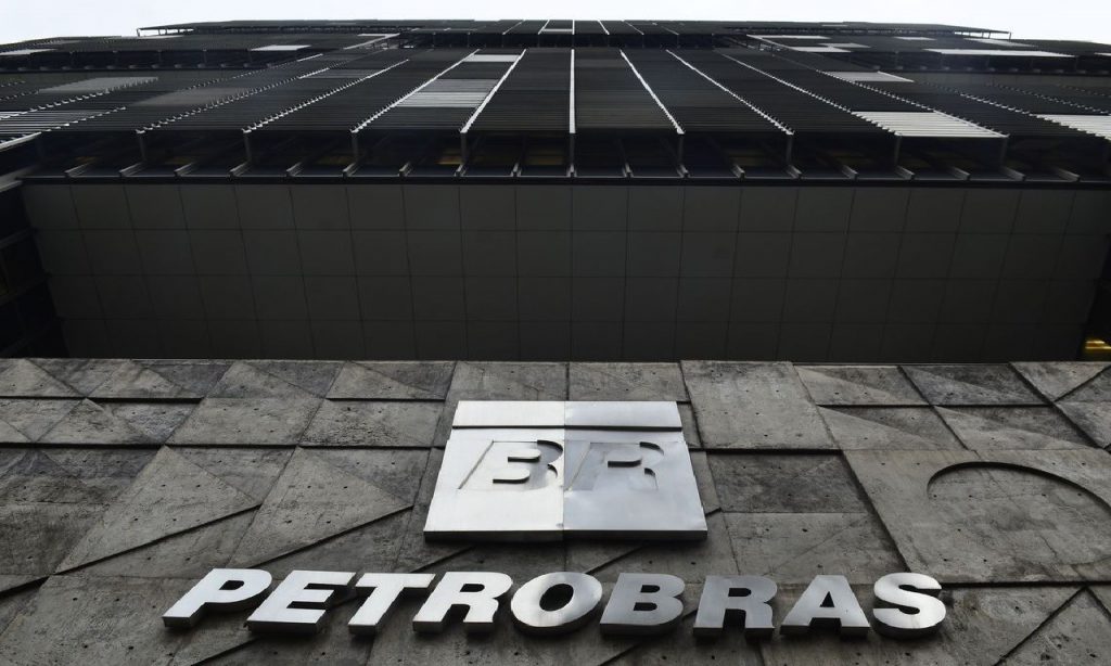 Imagem Ilustrando a Notícia: Petrobras anuncia reajuste de 5% para a gasolina nas refinarias