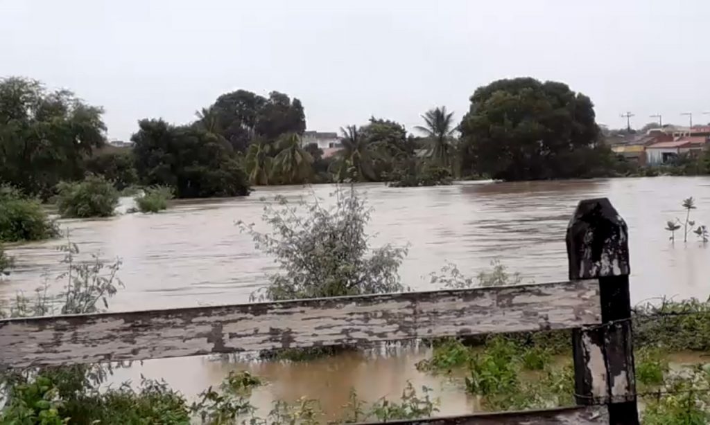 Imagem Ilustrando a Notícia: Chuvas causam rompimento parcial de barragem na Bahia