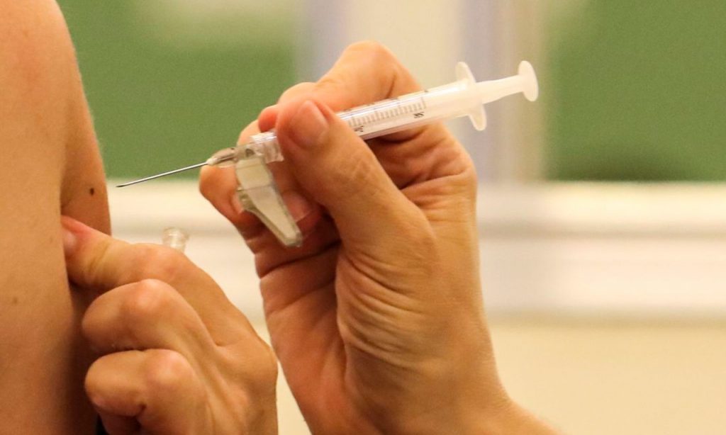 Imagem Ilustrando a Notícia: Saúde aplica segunda dose da vacina contra covid-19, em Goiânia