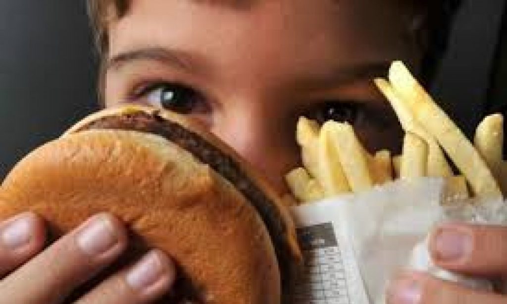 Imagem Ilustrando a Notícia: Adolescentes pobres estão mais obesos e ainda sofrem com desnutrição no Brasil