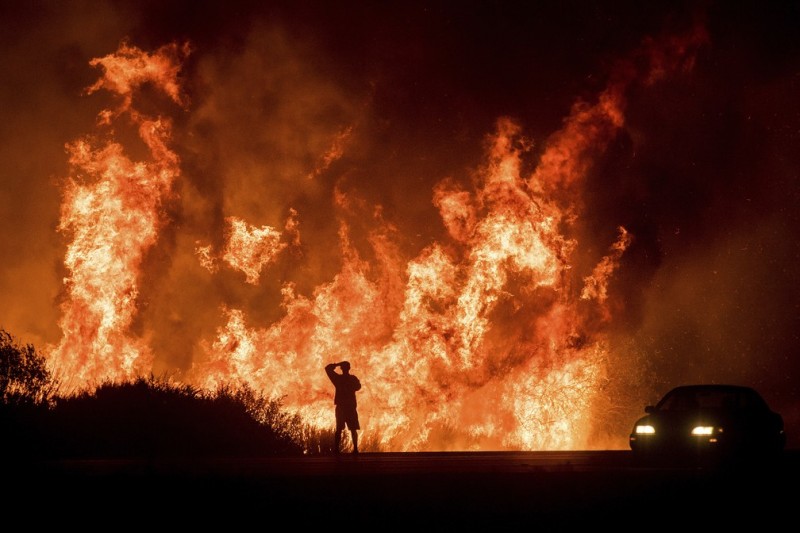 Imagem Ilustrando a Notícia: Fortes ventos podem dificultar combate a incêndios na Califórnia